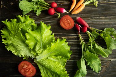 Taze bahar salatası için malzemeler.