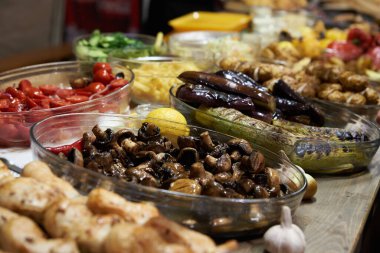 Tabaklarda kızarmış sebzeler, sokak yemekleri.