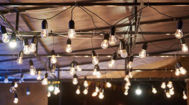 Bir sürü parlak ampul, odak noktasında manzara