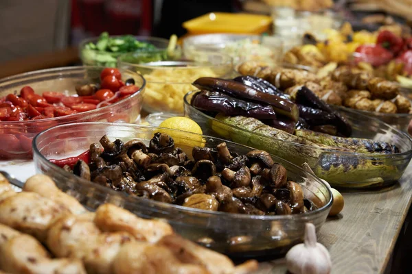 Tabaklarda kızarmış sebzeler, sokak yemekleri.