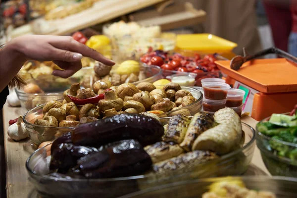 Tabaklarda kızarmış sebzeler, sokak yemekleri.