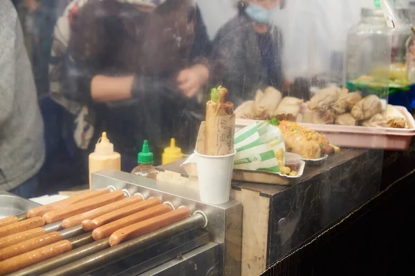 Coronavirus COVID-19 fast food tezgahının yayılmasını önlemek için plastik kalkanı temizleyin