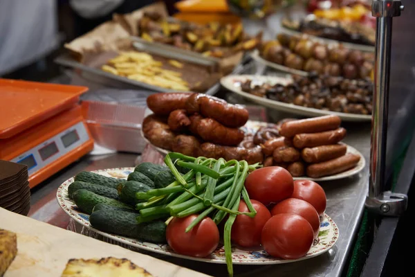 Tabaklarda kızarmış sebzeler, sokak yemekleri.