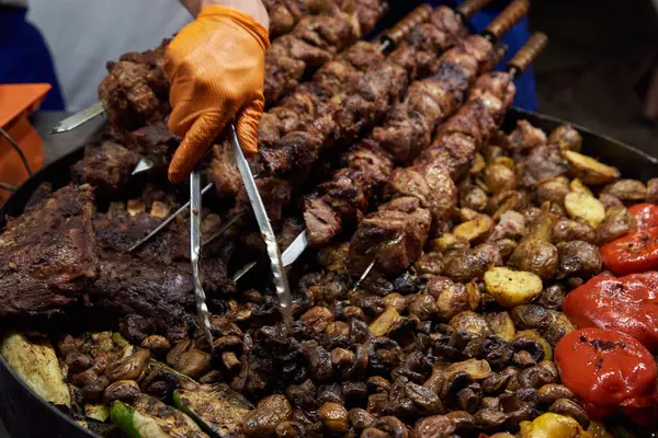 Kebap, kızarmış et, patates, kabak, mantar, biber.