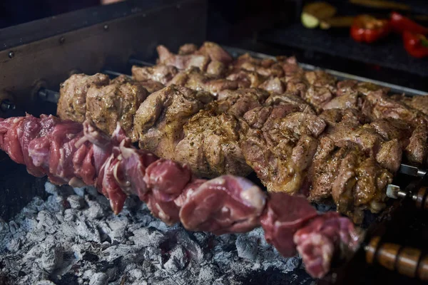 Şiş kebap, kızarmış ve tavada taze et.