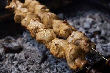 Kebap, kızartma tavasında kızarmış et.