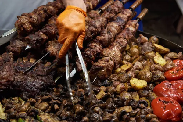 Kebap, kızarmış et, patates, kabak, kızartma tavasında mantar biberi.