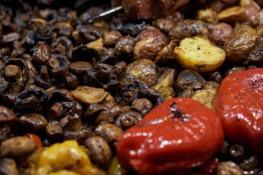 Kebap, kızarmış et, patates, kabak, kızartma tavasında mantar biberi.