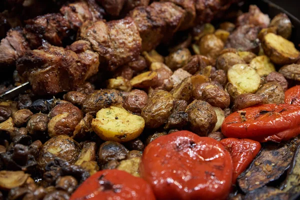Kebap, kızarmış et, patates, kabak, kızartma tavasında mantar biberi.