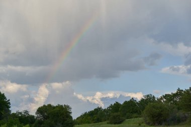 Yağmurda gökkuşağı Demiryolunda.