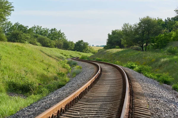 Demiryolu rüzgarları tepelerin arasında, S şeklinde.