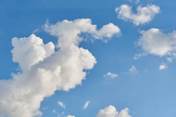 Mavi gökyüzünde beyaz kabarık bulutlar.