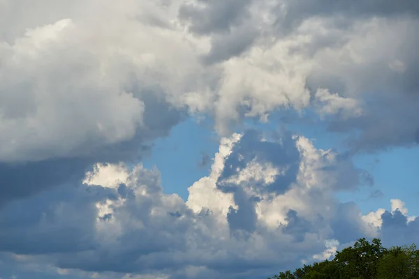 Mavi gökyüzünde beyaz kabarık bulutlar.