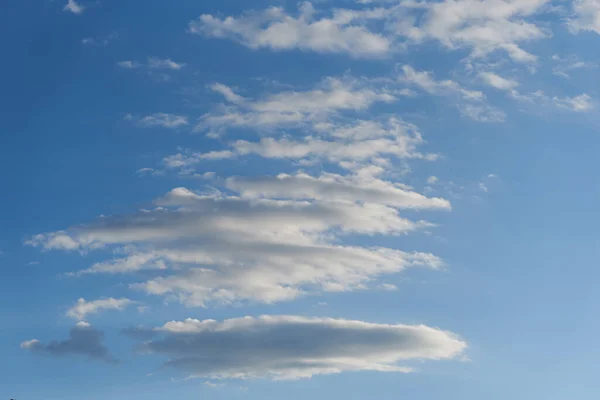 Mavi gökyüzünde beyaz kabarık bulutlar.