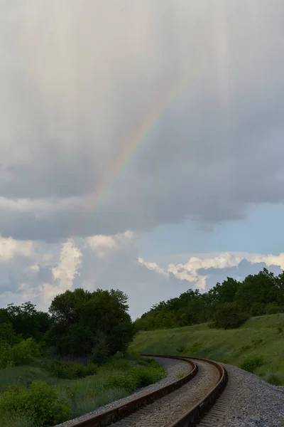 Yağmurda gökkuşağı Demiryolunda.