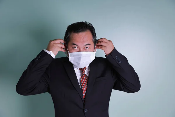 아시아의 초상화 사업가는 카메라를 의료용 마스크를 코로나 바이러스를 예방하기 착용하고 — 스톡 사진