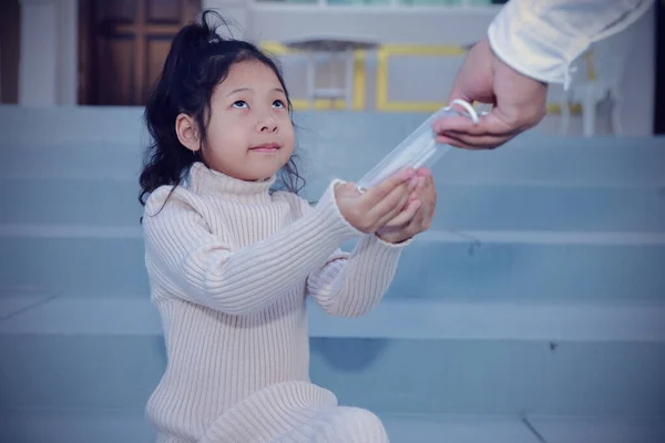 Asiatisches Mädchen Erhielt Von Ihrem Vater Eine Gesichtsmaske Zum Schutz — Stockfoto