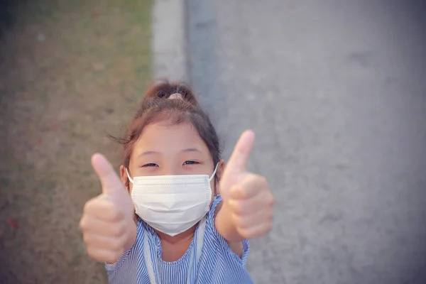 Asiatisches Mädchen Mit Medizinischer Maske Schützt Coronavirus Sitzt Allein Und — Stockfoto