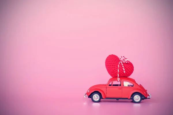 발렌타인데이랑 사랑의 공간이 분홍색 배경에 심장을 자동차 장난감 — 스톡 사진
