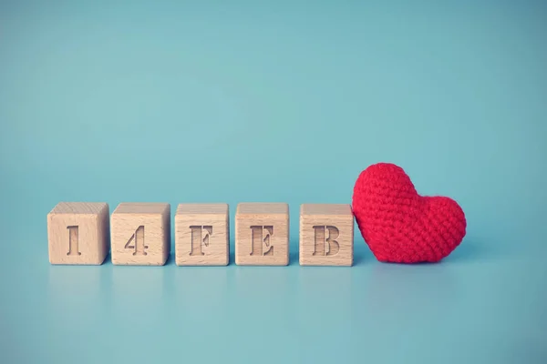 사랑의 발렌타인데이 Feb 발렌타인데이를 상징하는 메시지가 블록이 파란색 공간에 심장을 — 스톡 사진