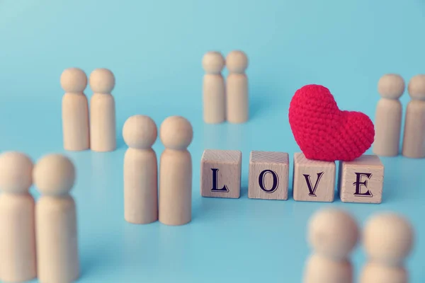 사랑의 상징하는 메시지가 블록이 심장을 있으며 커플들이 사랑의 발렌타인데이 — 스톡 사진