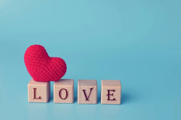 사랑의 상징하는 메시지가 블록과 배경에 심장을 사랑의 발렌타인데이 — 스톡 사진
