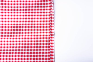 Fotokopi alanı olan beyaz bir masanın üzerinde masa örtüsü kareli kırmızı ve beyaz kumaşlı pamuk dükkan. Restoranlarda yiyecek ve içecek menüleri tasarlamak için arka plan.