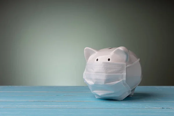 Piggy Bank Usando Máscara Médica Fundo Verde Mesa Madeira Azul — Fotografia de Stock