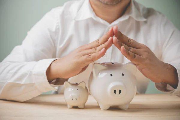 Homem Negócios Adulto Asiático Segurando Banco Piggy Branco Mãos Colocando — Fotografia de Stock