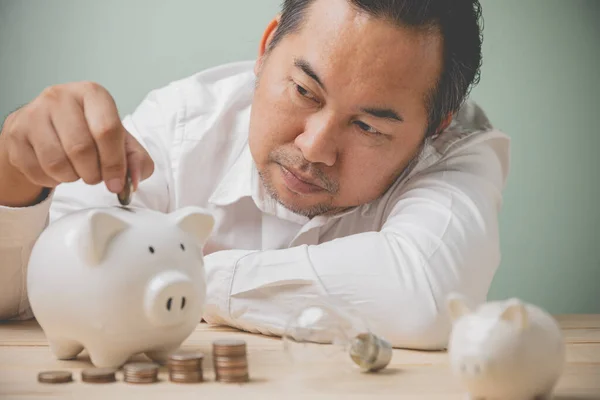 Asiatischer Geschäftsmann Der Münzen Ein Sparschwein Steckt Stapelt Münzen Auf — Stockfoto