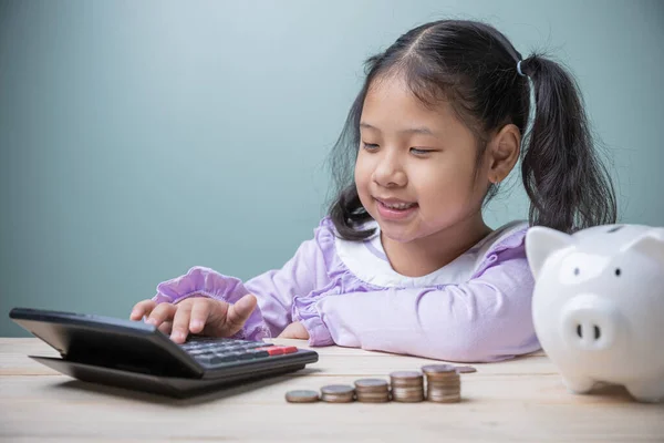 Cute Asian Kid Girl Using Calculator Calculates Savings Money Concept — Stock Photo, Image