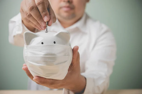 Jovem Empresário Por Dinheiro Poupança Usando Moedas Porquinho Porco Branco — Fotografia de Stock