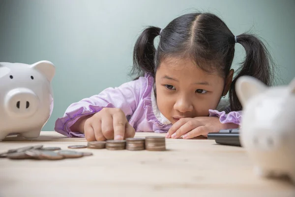 Niño Asiático Lindo Está Contando Dinero Para Dejar Caer Alcancía — Foto de Stock