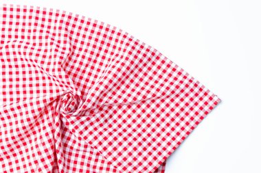 Kırmızı ve beyaz kumaş kopyalama alanı ile izole edildi. Üst görünüm peçete kontrolörleri beyaz zemin üzerinde kırmızı ve beyaz katlanmış.