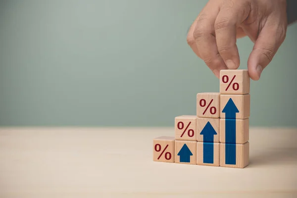 Elinde yüzdelik işaretli tahta bloklar ve fotokopi alanı olan bir adam var. Kavramsal büyüme, iş büyümesi, faiz oranı artışı, enflasyon, bankacılık, muhasebe, sigorta.