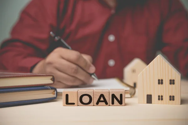 Loan Pada Balok Kayu Dengan Model Rumah Konsep Pinjaman Membeli — Stok Foto