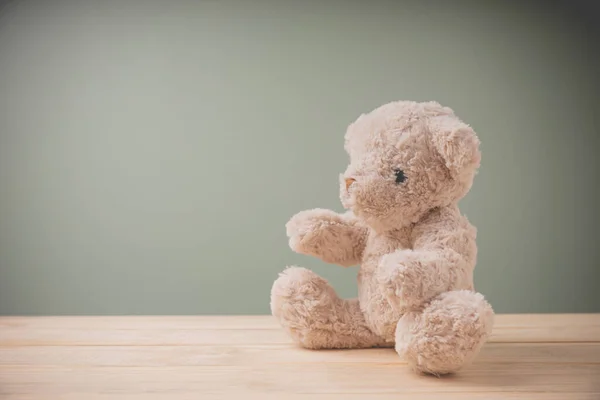 Ein Einzelner Brauner Teddybär Sitzt Auf Einem Alten Holztisch Der — Stockfoto