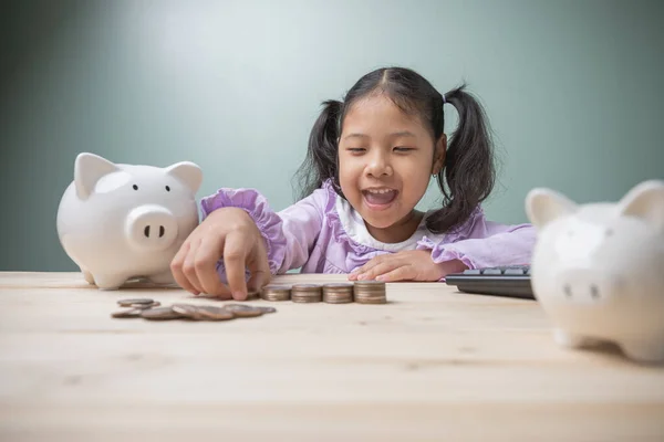 Concepto Para Ahorrar Dinero Para Educación Linda Niña Asiática Sonrisa — Foto de Stock