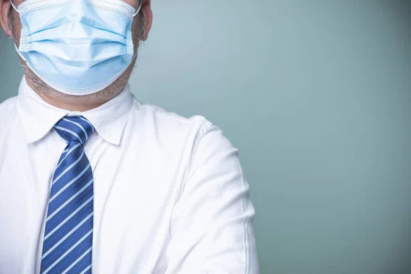 셔츠에 파란색 넥타이를 코로나 바이러스를 보호하기 의료마스크에 사업가 콘셉트는 사람들을 — 스톡 사진