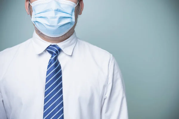 셔츠에 파란색 넥타이를 코로나 바이러스를 보호하기 의료마스크에 사업가 콘셉트는 사람들을 — 스톡 사진