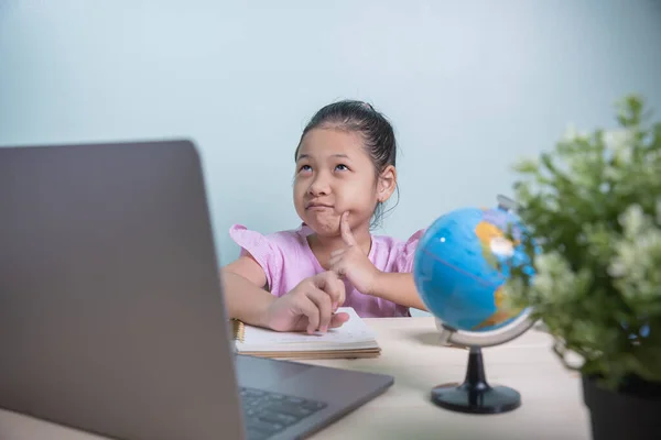 Concept Studenten Online Studeren Vanuit Huis Aziatisch Kind Meisje Denken — Stockfoto