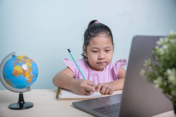 Šíření Koronaviru Donutilo Studenty Studovat Online Domova Asijské Dítě Dívka — Stock fotografie
