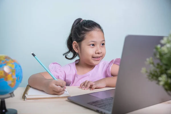 Malé Asijské Dítě Dívka Učí Online Lekci Podle Videa Volejte — Stock fotografie