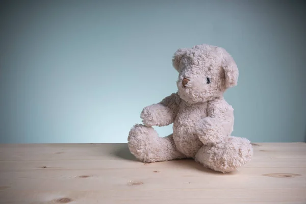 Ein Einzelner Brauner Teddybär Sitzt Allein Auf Altem Holz Mit — Stockfoto