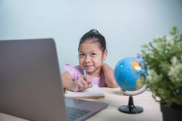 Menina Asiática Olhando Para Câmera Sorrir Feliz Aprender Uma Lição — Fotografia de Stock