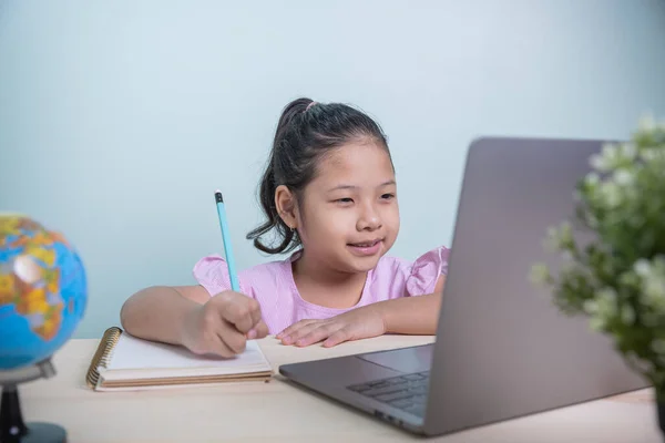 Menina Criança Asiática Aprendendo Uma Lição Line Por Chamada Vídeo — Fotografia de Stock