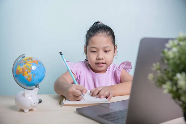 Verspreiding Van Het Coronavirus Dwingt Studenten Thuis Online Studeren Aziatisch — Stockfoto