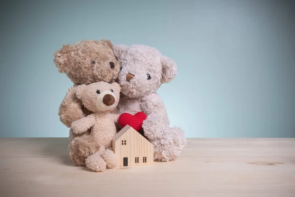 Familie Braune Teddybären Umarmen Fröhlich Die Vorderseite Mit Holzhausmodellen Und — Stockfoto