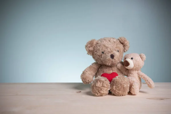 Aile, aşk ve sevgililer günü festivali hariç. Büyük ve küçük kahverengi oyuncak ayılar kucaklaşıp sevgi gösteriyorlar. Eski ahşap bir masada fotokopi alanı olan mutluluk..