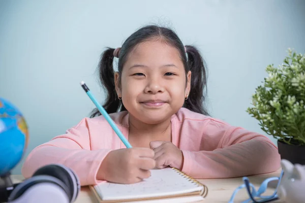 学生アジアの子供たちは 部屋の中の自宅からノートパソコンでカメラを書きながら笑顔で笑っています 家庭の社会的距離からオンラインで学ぶ概念 — ストック写真